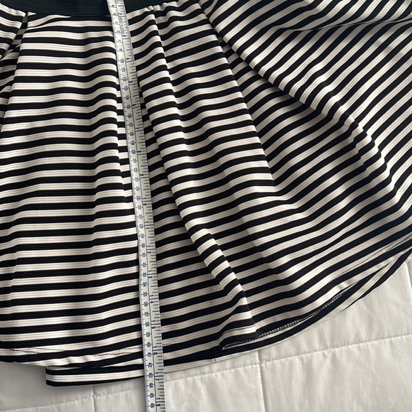 Horizontal stripped print skirt, Black & White🖤🤍 - Picture 6 of 6